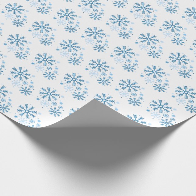 Mattiert Flurries Blue Snowflake Wrapping Paper Geschenkpapier (Ecke)