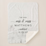 Mattiert Pines Rustic The New Mr & Mrs Newlyweds Sherpadecke<br><div class="desc">Mattierte Pines Rustikales Weißgebirge Snowy Winter Design mit handgemalten Pinienbäumen, Aquarellpapier Textur Hintergrund, Weiß Grau und Schwarz Farbpalette. Ideal für eine Winterhochzeit oder ein Freilufthüttenlokal Mit modernen, schicken Pinsel-Skript-Schriftart und einem einfachen minimalistischen Hintergrund - Der neue Mr & Mrs Name Etshed & Date, Monogram Newlywed Sherpa Blanket! ~ Karo mein...</div>