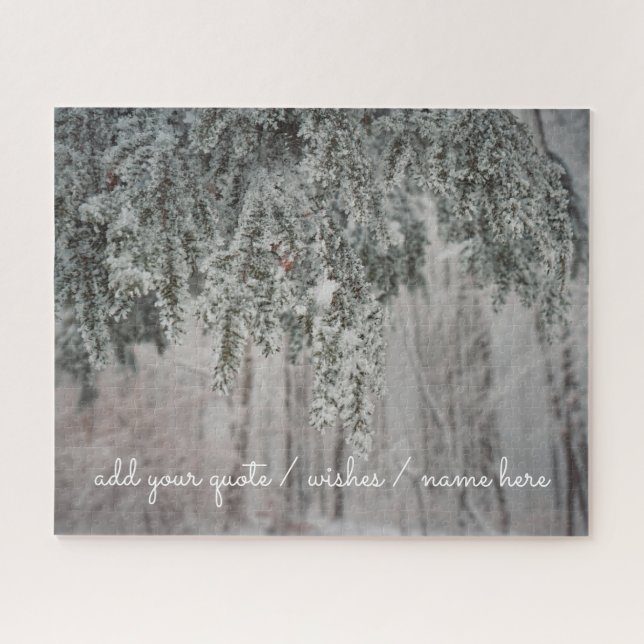 Mattierte Äste und ein schneebedeckter Wald (Horizontal)