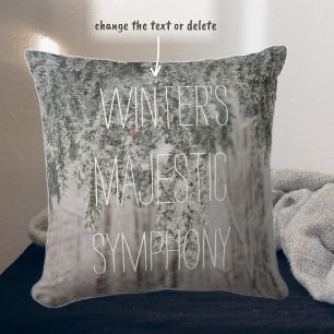 Mattierte Äste und ein schneebedeckter Wald Kissen