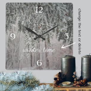 Mattierte Äste und ein schneebedeckter Wald Quadratische Wanduhr