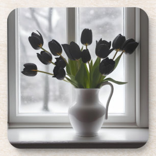 "Mattierte Eleganz: Schwarze Tulpen in einer weiße Getränkeuntersetzer