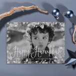 Mattierte Frame Hanukkah Fotokarte Feiertagskarte<br><div class="desc">Einfache und schicke Hanukkah-Fotokarte mit ihrem beliebten Foto aus der Familie, das mit einer weißen Bukahürde überzogen ist, die das Aussehen eines vereisten, mattierten Fensters anregt. "Happy Hanukkah" erscheint am unteren Ende in modernen weißen Schriftzeichen. Personalisieren Sie mit Ihrem Familiennamen und/oder persönlichen Gruß in das Design eingebettet. Die Karten kehren...</div>