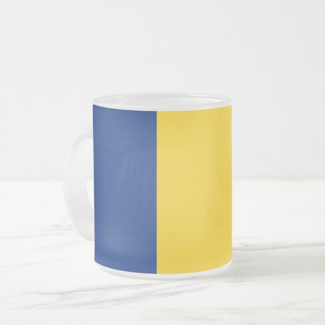 Mattierte kleine Tasse aus Glas mit rumänischer Fl (Vorderseite Links)