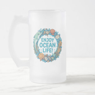 Mattierte Tasse aus Glas in der Ozeannähe