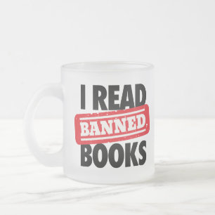 Mattierte Tasse verbotener Bücher lesen