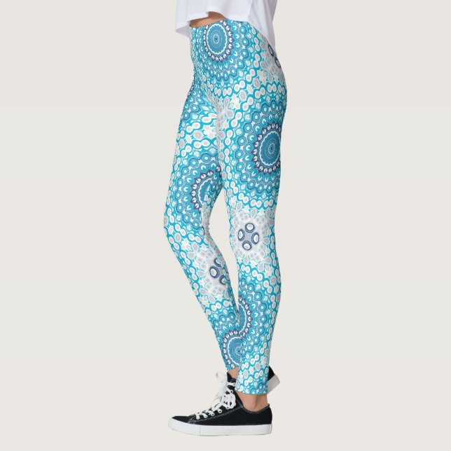 Mattierte Wintergeometrie in Blau und Weiß Mandala Leggings (Links)