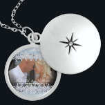 Mattiertes Blue Wedding Custom Foto Medaillon<br><div class="desc">Hübsch sterling silberne Foto mit Schneeflockenmuster,  um Bild und Text zu rahmen,  perfekte Sake für eine Winterhochzeit.</div>