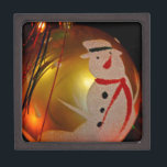 Mattiertes Schneemann-Ornament Kiste<br><div class="desc">Mattiert Snowman auf Gold-Ornament von Lee Hiller Fotografy Sie sind die Lee Hiller Designs Sammlung von Zuhause und Office-Dekor, Bekleidung, Geschenke und Sammlerstücke. Zu den Designs zählen Lee Hiller Fotografy und Mixed Media Digital Art Collection. Sie können ihre Naturfotografie unter http://HikeOurPlanet.com/ ansehen und ihrem Wanderblog im Hot Springs Nationalpark folgen....</div>