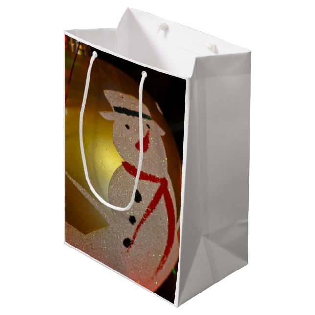 Mattiertes Schneemann-Ornament Mittlere Geschenktüte (Vorderseite Schrägansicht)