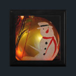 Mattiertes Schneemann-Ornament Schmuckschachtel<br><div class="desc">Mattiert Snowman auf Gold-Ornament von Lee Hiller Fotografy Sie sind die Lee Hiller Designs Sammlung von Zuhause und Office-Dekor, Bekleidung, Geschenke und Sammlerstücke. Zu den Designs zählen Lee Hiller Fotografy und Mixed Media Digital Art Collection. Sie können ihre Naturfotografie unter http://HikeOurPlanet.com/ ansehen und ihrem Wanderblog im Hot Springs Nationalpark folgen....</div>