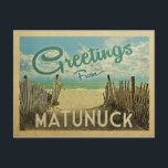 Matunuck Beach Vintage Travel Postkarte<br><div class="desc">Diese Grüße von Matunuck Vintage Postcard Design verfügt über einen Sandstrand mit einem schönen türkisfarbenen Ozean Wasser und über dem Meer,  einen blauen Himmel mit billigen weißen Wolken. Im Vintage Reisen Stil.</div>