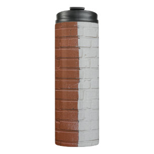 Mauer aus braunem und weißem Beton Thermosbecher