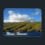 Maui Hawaii Beautiful Magnet<br><div class="desc">Ein schönes Foto von Maalaea Bay in Maui,  Hawaii. Hübsche,  grüne Berge,  die die herrliche blaue Meereslandschaft mit Windmühlen und weißen Wolken auf dem Hügel umgeben. Diese landschaftliche Landschaft wird von Hawaiianern und Touristen im Urlaub geliebt.</div>