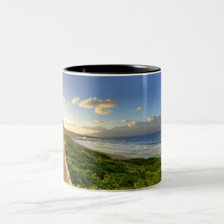 Maui. Weg zum Sonnenuntergang. Oneloa Strand Zweifarbige Tasse