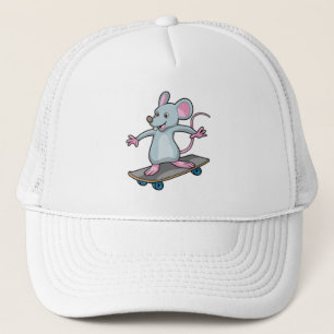 Maus als Skater mit Skateboard Truckerkappe