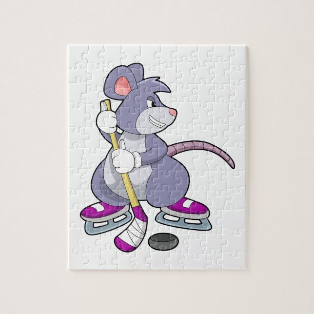 Maus bei Eishockey mit Eishockeystick mit Eishocke (Vertikal)