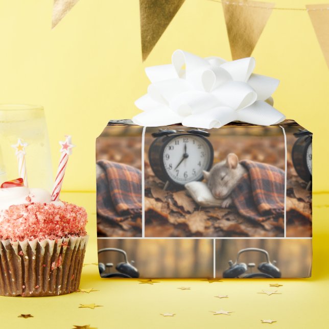 Maus schläft neben einem Wecker Geschenkpapier (Geburtstagsparty)
