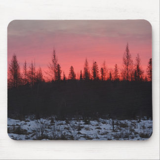 Mauspad mit spätem Winter-Sonnenaufgang