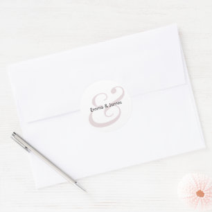 Mauve-Etikett mit Monogramm für die Hochzeit Mon Runder Aufkleber