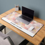 Mauve Grau Pink Cream MONOGRAM Schreibtischunterlage<br><div class="desc">Delikate elegante und feminine Aquarellfarben Triangle Kaleidoskop-Thema DESK MAT mit einer subtilen Palette von rosa cremefarbenen hellgelben Lila und grau. Eine bemerkenswerte Eigenschaft dieser Schreibtischmatte ist die Aufnahme eines anpassbaren Raumes am unteren Rand, der es Ihnen ermöglicht, ihn mit Ihrem Namen oder Beruf zu personalisieren. Diese persönliche Touch verleiht mehr...</div>