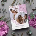 Mauve Greenery Überschneidende Fotos Save the Date<br><div class="desc">Doppelseitige Save the Date Karte in weiß und lila mit Ihren Initialen,  überlappende Fotos und Grün mit feinen,  eleganten Schriftart. Foto Save the Date Karte mit einem modernen Design personalisiert mit Ihrem Monogramm und Foto,  zwei auf der einen und eins auf der anderen Seite.</div>