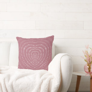 Mauve Pink Concentric White Hearts Boho Kissen