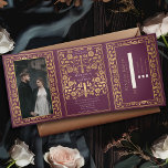 Mauve Royal Mittelalterliche Hochzeit Dreifach Gefaltete Einladung<br><div class="desc">Mit dieser mittelalterlichen Fantasie dreifacher Einladung verkünden Sie Ihre Hochzeit im Stil! Dieses einladende Hotel besticht durch ein majestätisches Goldschwert und die Blumen, mit einem besonderen Foto des Ehepaares vor mauvem Hintergrund - der perfekte Mix aus Romantik und Abenteuer. HINWEIS: Dieses Design enthält KEINE reale Folie. Das Platzhalterbild wurde von...</div>