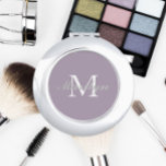 Mauve Stylized Wedding Bridesmaid Monogram Taschenspiegel<br><div class="desc">Ein personalisierter Kompaktspiegel für Ihre Hochzeitsjungfrau oder Magd oder Ehre,  der ihren Initial- und Namen auf einem modischen,  lila Hintergrund stilisiert. Bearbeiten,  um Initial und Namen zu ersetzen. Wählen Sie Ihren kompakten Spiegelstil aus. Erhältlich in vielen beliebten Hochzeitsfarben.</div>