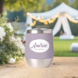 Mauve Stylized Wedding Trauzeuge Name<br><div class="desc">Gönnen Sie Ihrem Hochzeitsreisenden einen Trauzeuge mit diesem personalisierten Edelstahl-Edelstahlwascher, der in einem weißen, ovalen Design in einem stilisierten Drehbuch seinen Namen trägt. Hintergrundfarbe und Skript ist lila. Personalisieren Sie Ihren Weinwäscher, indem Sie den Namen mit dem gewünschten Namen bearbeiten und ersetzen. Erhältlich in vielen beliebten Hochzeitsfarben.</div>