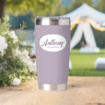 Mauve Stylized Wedding Trauzeuge Thermobecher<br><div class="desc">Verschenken Sie Ihren Trauzeuge mit diesem personalisierten,  rostfreien Edelstahl,  Thermalwäscher mit seinem Namen in stilisierter Schrift in einem weißen ovalen Design. Hintergrund und Skript sind eine modische lila Farbe. Personalisieren Sie Ihren thermischen Schuster,  indem Sie den Namen des Trauzeugen mit dem gewünschten Namen bearbeiten und ersetzen.</div>