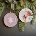 Mauve Winter Snowflake Erstes Weihnachtsfest Foto Keramik Ornament<br><div class="desc">Keramik Urlaubssornament personalisiert mit dem Foto Ihres Babys und dem individuellen "Mein erster Weihnachtstext". Dieses einfache, moderne Urlaubsdesign besticht durch eine weiße Schneeflocke auf einem staubigen rosa Hintergrund. Verwenden Sie die Designtools, um eine beliebige Hintergrundfarbe auszuwählen, Schriftart und Farben zu bearbeiten und eigene Fotos hinzuzufügen, um eigene, einzigartige Familienkassendekorationen zu...</div>