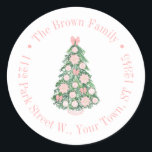 Maximalist Pink Green Christmas Rücksendeadresse Runder Aufkleber<br><div class="desc">Dieses flexible Aufkleber-Design zeichnet sich durch einen Weihnachtsbaum aus, der in Rosa und Weiß gehalten ist, mit kreisförmigem Rand. Hier für eine Rücksendeadresse angegeben, aber alle Textfelder sind flexibel auf Ihre Bedürfnisse, z.B. ein Dankeschön für Aufkleber. Alle Aquarellelemente wurden ursprünglich von mir handgemalt, bevor sie in digitale Form gescannt wurden....</div>
