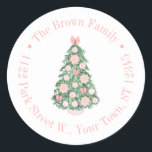 Maximalist Pink Green Christmas Rücksendeadresse Runder Aufkleber<br><div class="desc">Dieses flexible Aufkleber-Design zeichnet sich durch einen Weihnachtsbaum aus, der in Rosa und Weiß gehalten ist, mit kreisförmigem Rand. Hier für eine Rücksendeadresse angegeben, aber alle Textfelder sind flexibel auf Ihre Bedürfnisse, z.B. ein Dankeschön für Aufkleber. Alle Aquarellelemente wurden ursprünglich von mir handgemalt, bevor sie in digitale Form gescannt wurden....</div>
