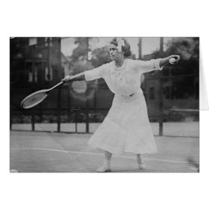 May Sutton spielt Tennis