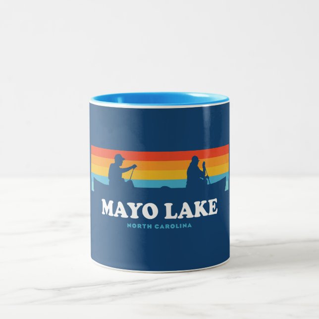 Mayo Lake North Carolina Canoe Zweifarbige Tasse (Mittel)