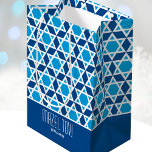 Mazel Tov Geometric Star Pattern Navy Blue Mittlere Geschenktüte<br><div class="desc">Personalisierte Geschenktaschen sind ein guter Weg, um Ihre Geschenkgutscheine mit einer persönlichen Touch zu versehen! Diese stilvolle Vorlage weist ein geometrisches Sternmuster auf und ist mit dem Namen des Empfängers personalisiert. Der "Mazel Tov!"-Gruß kann auch für verschiedene Anlässe modifiziert oder angepasst werden. Ein vielseitiges Design, das perfekt für Familie und...</div>