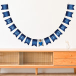 Mazel Tov Star von David Bat oder Bar Mitzvah Part Wimpelkette<br><div class="desc">Mazel Tov Jagdfahnen Dekoration in dunkelblau für ein Bat oder Bar Mitzvah Party. Dieses schicke jüdische Fest-Banner zeigt den David-Stern in jeder Ecke und Ihr individuelles Foto.</div>