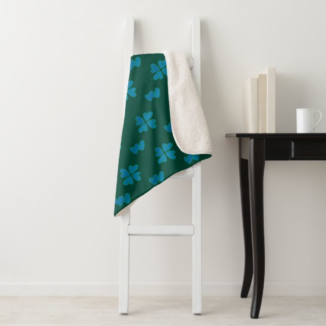 Mazipoodles Dusty Blue Hearts on Dark Green Sherpadecke (Beispiel)