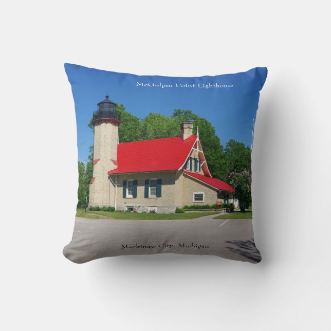 McGulpin Point Lighthouse 2019 Quadratkissen Kissen (Vorderseite)
