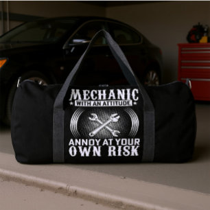 Mechaniker mit einer Einstellung Duffle Bag