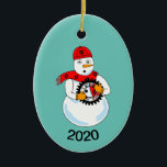 Mechanischer Snowman Keramik Ornament<br><div class="desc">Ein Schneemann,  der eine Ausrüstung hält und einen Hut und Schal mit Zahnrädern spornt,  ist ein lustiges Geschenk-Design für Mechaniker und Maschinenbauingenieure an Geburtstagen und Feiertagen. Das Datum kann geändert werden.</div>