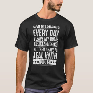 Mechanisches Auto mit Idioten T-Shirt