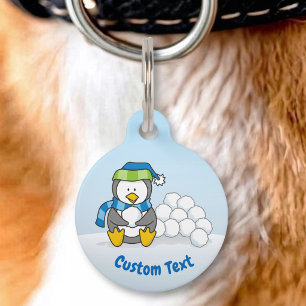 Médaillon Pour Animaux Petit pingouin assis avec des boules de neige