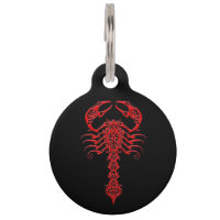 Scorpion tribal rouge sur le noir
