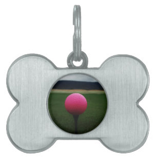 Médaillons Pour Animaux Domestiques Pink Golf Ball sur un terrain de golf de montagne