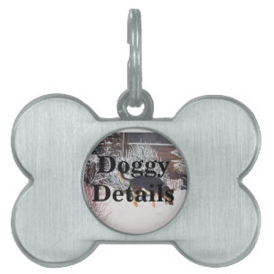 Médaillons Pour Animaux Domestiques Winter snow scene with cute black and tan dog
