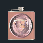 Medallion-Flasche zum 7. Geburtstag von Kupfer Flachmann<br><div class="desc">Wenn wir wichtige Meilensteine im Leben erreicht haben, ist es nur richtig, sie zu markieren und zu beobachten, also dachte ich, ein schöner Weg wäre mit einem kupferähnlichen Medaillon, natürlich, einem Herzemblem in der Mitte. Ich bin auch hier, um etwas für Sie einzigartig zu gestalten oder zu illustrieren, einfach nur...</div>