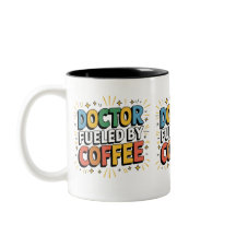 médecin alimenté par une tasse à café