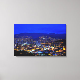 Medellin, Kolumbien in der Nacht Leinwanddruck